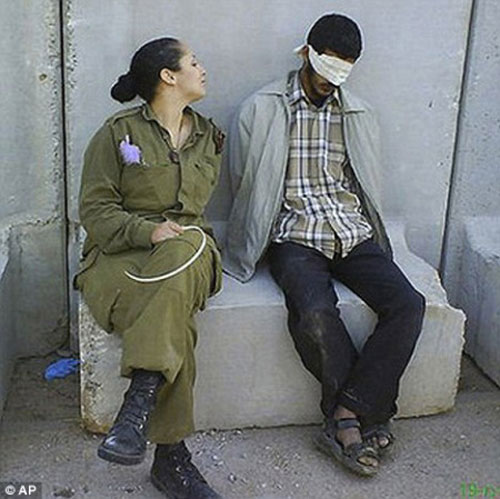 以色列前女兵上传侮辱阿拉伯男囚照片