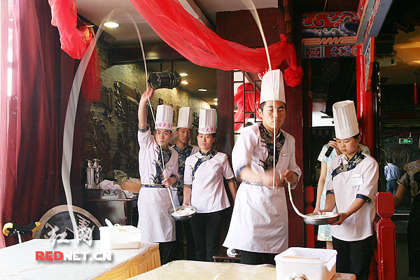 山西:精彩面食表演吸引网媒记者眼球(组图)