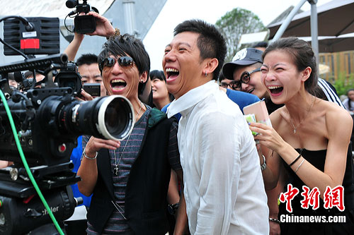 图:羽泉新歌MV拍摄出意外 热气球筐倾覆