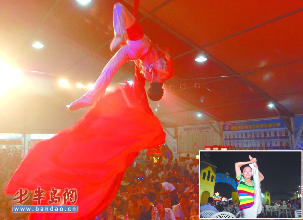 惊险刺激杂技亮相啤酒城 传统内画艺术首进 城