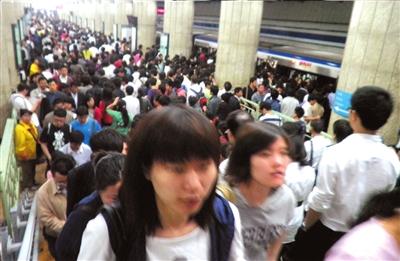 地铁人流越来越多,乘客呼吁更好的服务.(资料图片)本报记者王苡萱摄