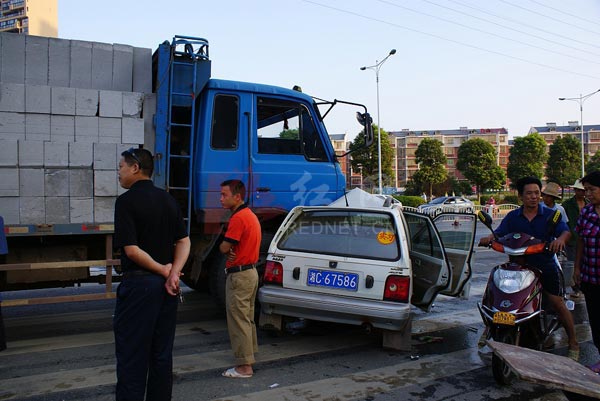长沙马栏山车祸现场(图)