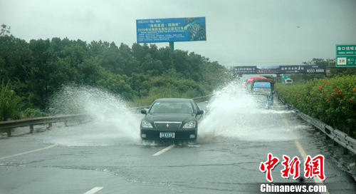 组图:海南东线高速公路海口多个路段仍积水