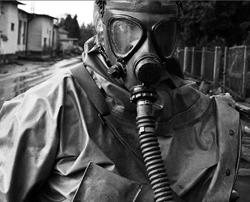 匈牙利铝厂有毒废水泄露 居民被迫戴防毒面具(图)