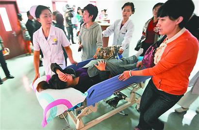 孕妇怀双胞胎下身流血要早产家住15楼却发现