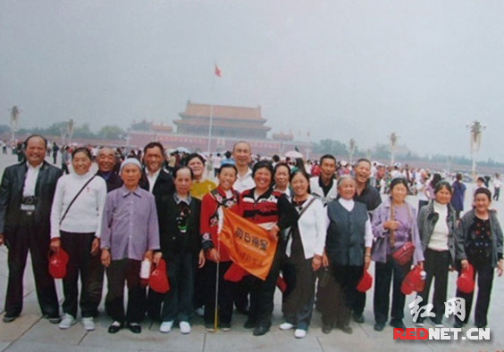 湖南永顺县八十岁老人走出农村 报团游北京