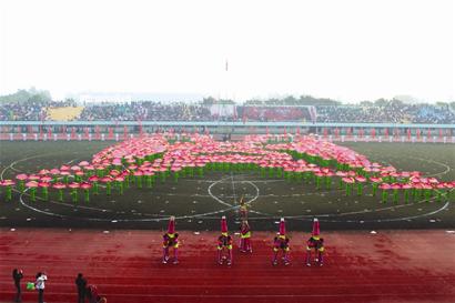 图文:500女大学生同秀"扇子舞"