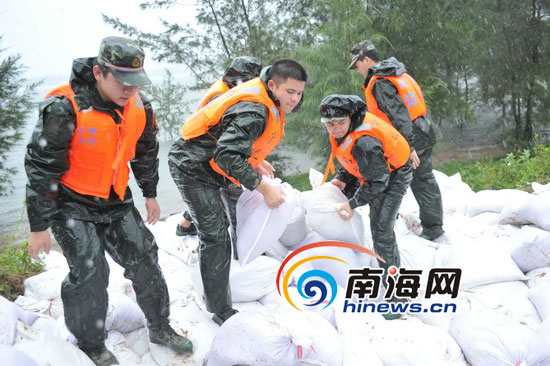 海南边防官兵紧急驰援文昌中南水库加固堤坝