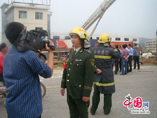消防大队黄孝阳教导员任总指挥第一时间到达现场