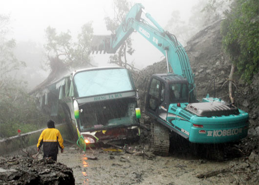 组图:台湾苏花公路 柔肠寸断 车辆遭土石砸毁