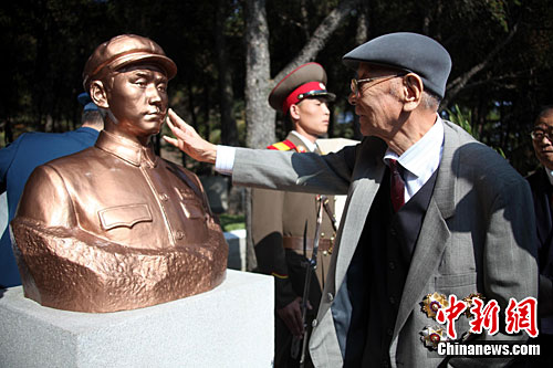 图:原空军司令员王海在朝鲜凭吊志愿军烈士