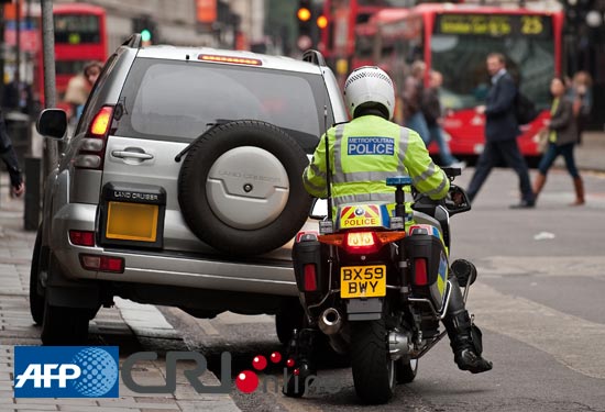 英国伦敦警察局回收电视道具警服 发给警察穿