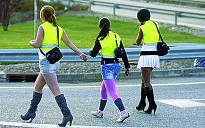 西班牙小镇规定妓女上街拉客须穿反光背心(图)