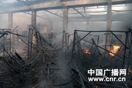 宁波余姚塑料厂发生火灾 烧毁厂房近千平米