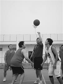图文:湖北日报传媒集团篮球队与沌口体育中心