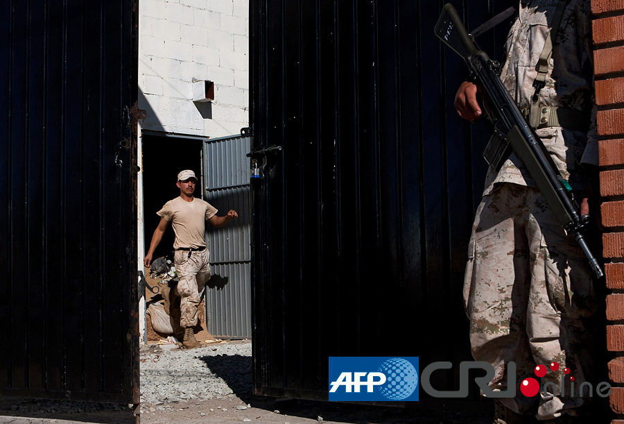 墨西哥士兵们在发现大麻的仓库外警戒(afp/国际在线)