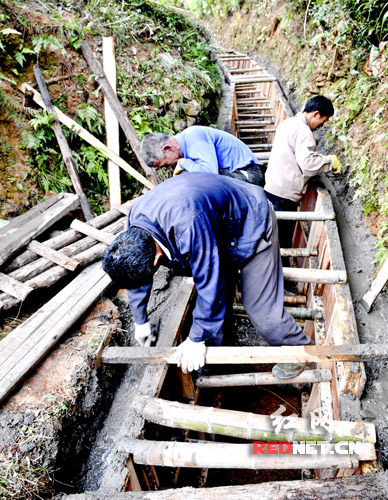 平江农村掀起农田水利建议热潮,抓紧晴好天气修建山塘水库和水渠,保障