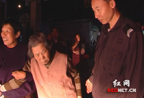 八旬痴呆老人突然发病瘫倒在地 民警及时救助