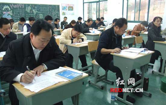 长沙市岳麓区500余名干部参加普法教育考试