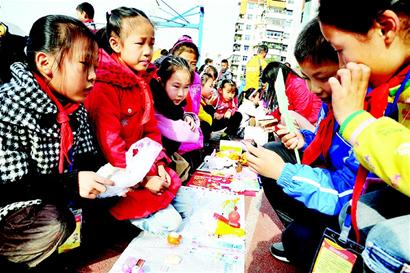 图文:宜昌夷陵区实验小学举行跳蚤市场义卖献