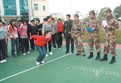 准女兵扭到脚坚持跑完全程