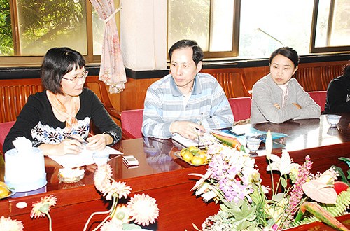 江门新会区外侨局官员走进基层听取工作汇报