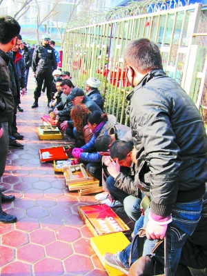 城关警方昨日对广武门至金昌路南段二手手机流