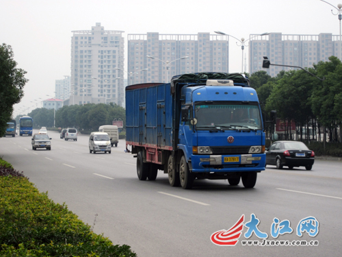 七天连发三起车祸 南昌迎宾大道成魔鬼公路(