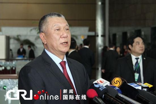 中国全国政协副主席,澳门前行政长官何厚铧接受记者采访,谈获颁大