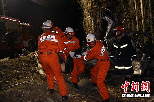 新疆伊犁雨雪交加 面包车撞树致3人死亡4人受