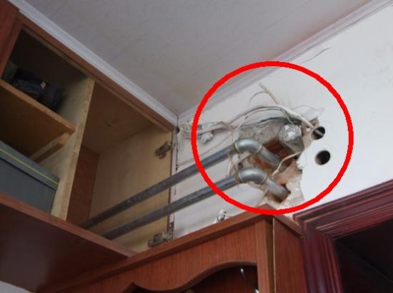 装暖气家被打成老鼠洞 居民安了暖气寒了心