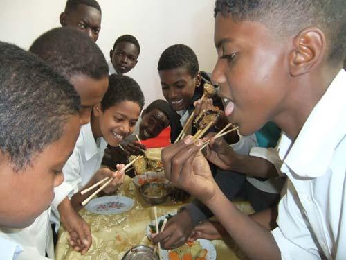 苏丹喀土穆大学孔子学院助学子体验中华美食文