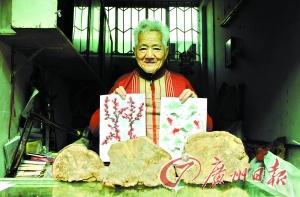 八旬翁手指口红作画