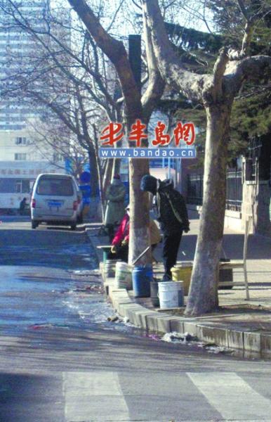年前洗车涨价马路洗车红火 一天就能赚1000元