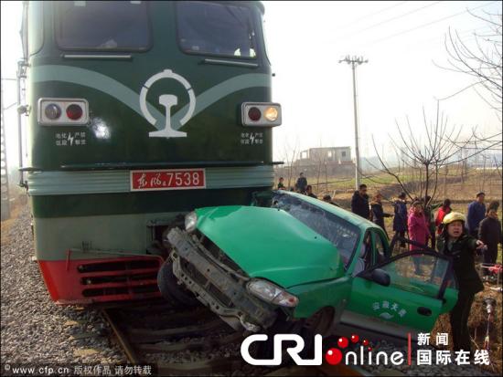 ���պϷʻ�ײ���⳵��1��4�˼�ѹ���н�200��