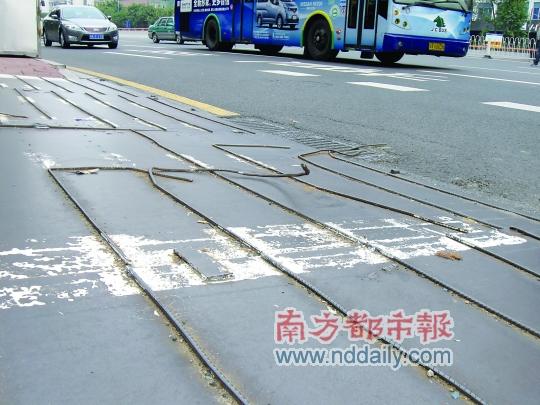 水荫南路路面翘钢筋