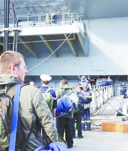 ��Ӣ���ȶ�������ʵʩ6�ο�Ϯ���64������