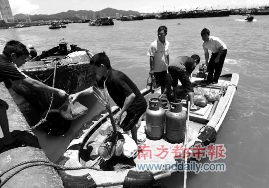 香洲渔民穿越海上风云 百年港湾面临转型难题