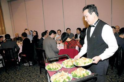 马里兰州一家大型中餐馆,服务生在为大型餐会的客人上菜.