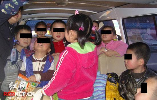 校车严重超员被发现 司机为保驾照弃车而逃