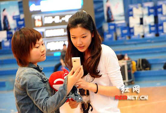 ����Ů������������������Χ���ȹ��ֳ�