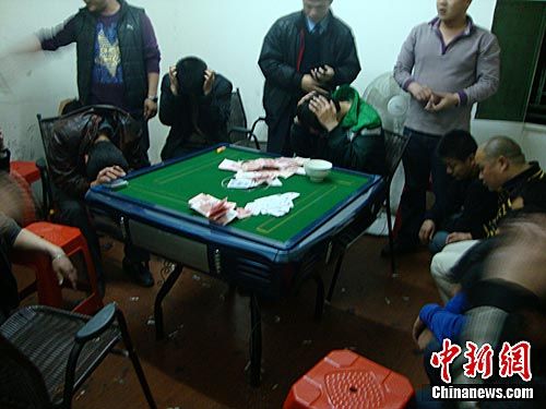 棋牌室暗藏赌博窝 福建泉州抓获24名涉赌人员