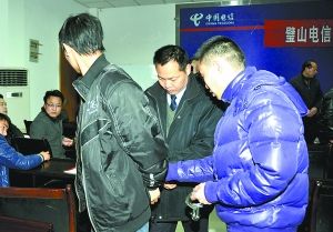�ڹ��ǽӵ�֪ͨ���ᾯ���Χ�᳡һ����