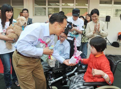 香港行政长官与动物医生探访病友