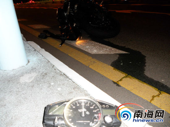 海口世纪大桥:摩托车连撞2车 驾驶者当场死亡