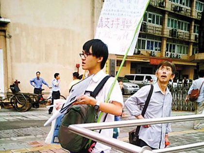 如果举牌哥的牌子不是举在广州