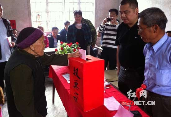 直击村官选举:90岁的侗族老人走出大山选村长
