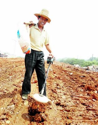 他淘金赚钱供儿子念大学