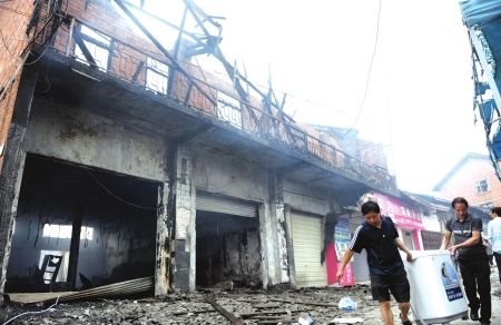 电器店起火 百年老街险遭殃