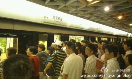 [中广网快讯]上海地铁2号线一列车因 吊门 故障